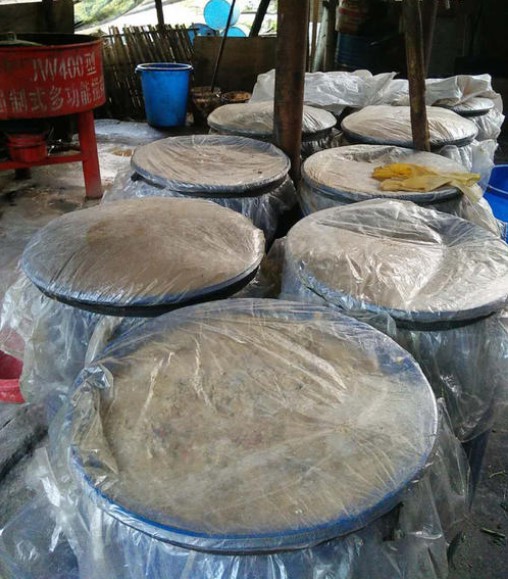 養(yǎng)殖場用塑料容器發(fā)酵豆粕現(xiàn)場.jpg
